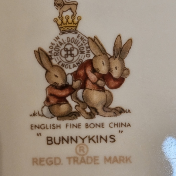 Royal Doulton Bunnykins 8.25" Vintage 1936 Plate "Dressing Up" Fine Bone China - Picture 4 of 5